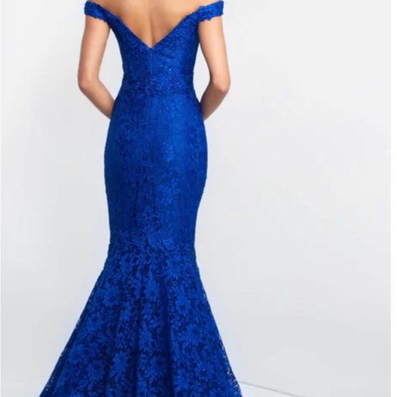 NWT style 425 lace gown - Picture 2 of 2